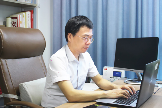 专访谈球吧：从默默无闻到“巨人”，实力铸就辉煌